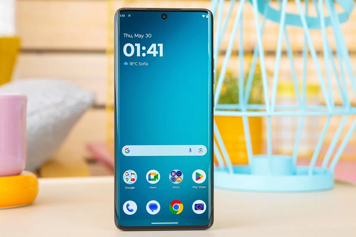 موتورولا تطلق تحديث Android 16 لهاتف Edge 50 Ultra وتعد بوصول Android 17