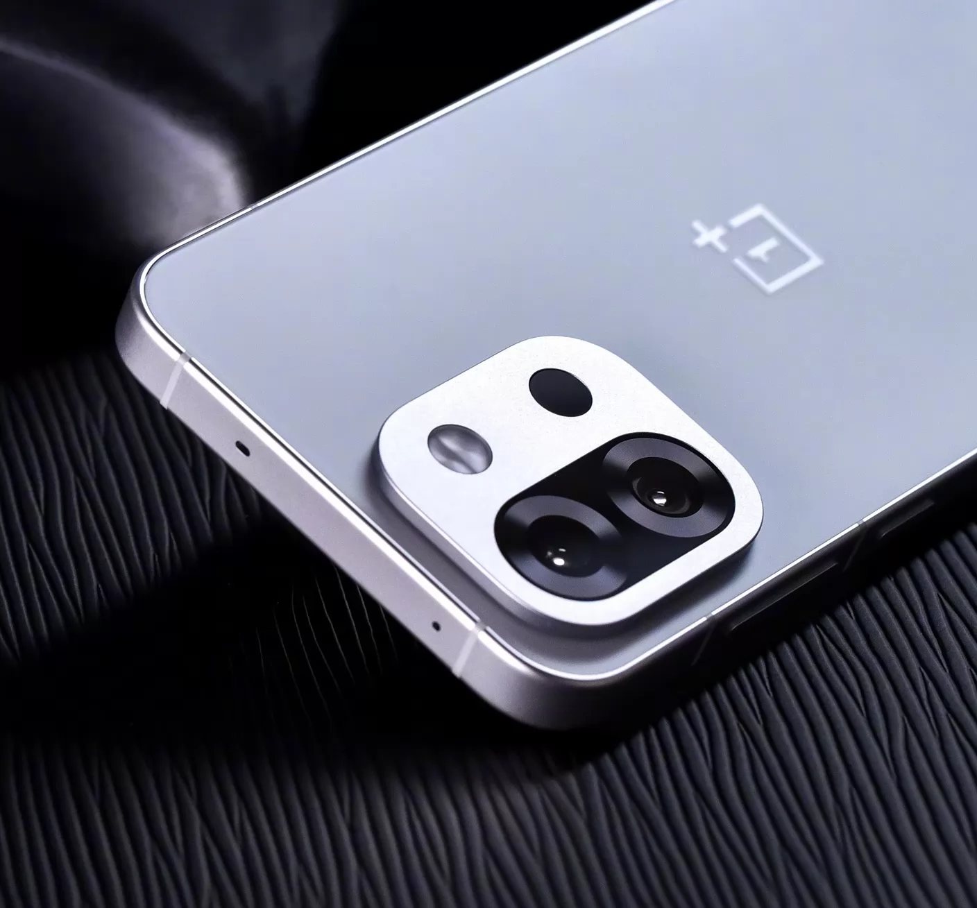 مفاجأة في تسريبات OnePlus 15T: بطارية مرعبة وشحن سريع.. بدون كاميرا فائقة الاتساع!