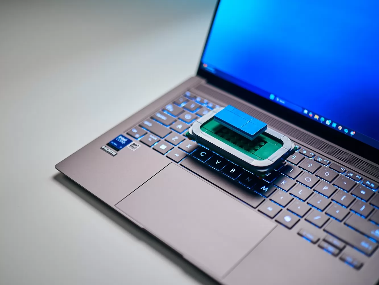 وتشير النتائج المسربة إلى أن معالج Core Ultra 7 365 أبطأ بحوالي 10% من معالج Core Ultra 7 258V.