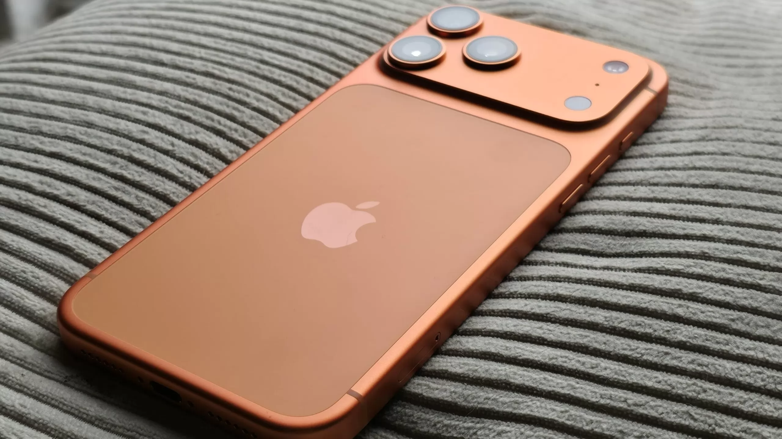 أزمة الذاكرة تدفع آبل للاعتماد على سامسونج في هاتف iPhone 18