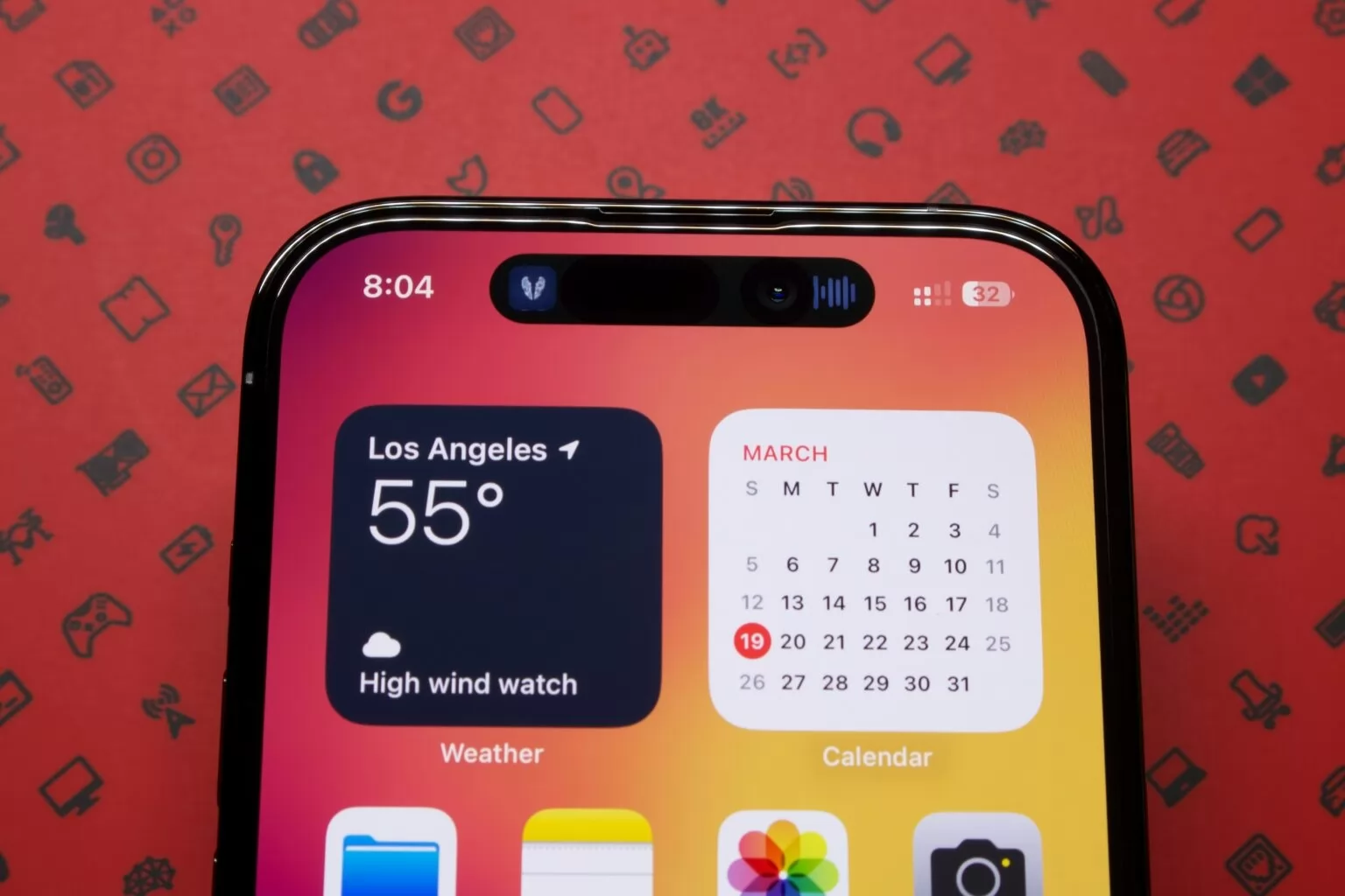 يقترب المسرب من iPhone 18 من واجهة أكثر نظافة&#8230; يبدأ بالفعل اختبار Face ID تحت الشاشة